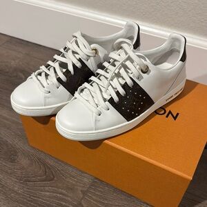 LV sneaker super cute size 6 worn twice